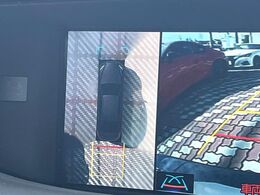 【パノラミックビューモニター】専用のカメラにより、上から見下ろしたような視点で360度クルマの周囲を確認することができます☆死角部分も確認しやすく、狭い場所での切り返しや駐車もスムーズに行えます。