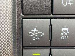 【スマートアシスト】走行中に前方の車両等を認識し、衝突しそうな時は警報とブレーキで衝突回避と被害軽減をアシスト。より安全にドライブをお楽しみいただけます。