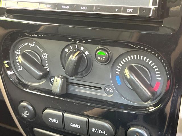 寒い冬も暑い夏も全席に快適な空調を届けてくれる、ダイヤル式エアコンを装備♪