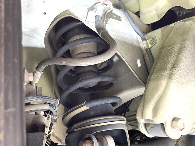 お車を安心してお乗りいただく為には、足回りの定期点検が欠かせません。サービスサポート（有償保証）では無料点検もご提供しており、安心のカーライフをお過ごしいただけるサポート体制が整っています。