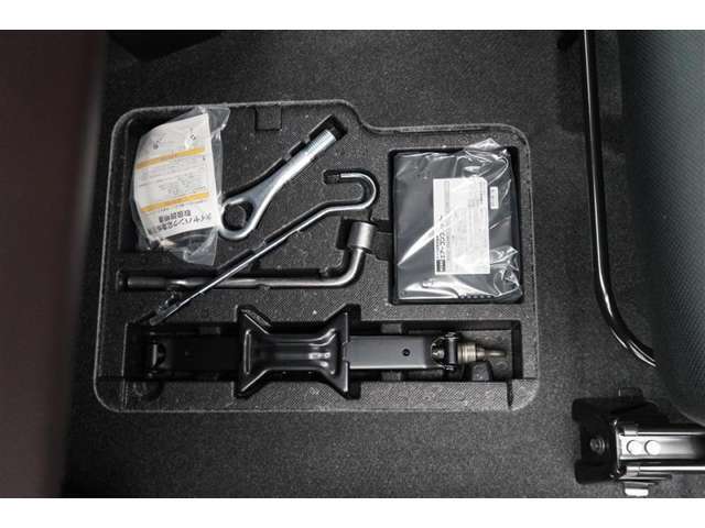 もしもの時のパンク修理キット。空気バルブに薬剤を入れて電動コンプレッサで空気を送り込むだけなので危険な作業や体力が少なくてすみます。ですがあくまで応急処置の為本修理が必要です。
