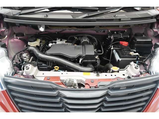 エンジンルームの樹脂部分は丁寧に磨いてツヤをだしています。当社の中古車のエンジンルームクリーニングはとても自信があります★