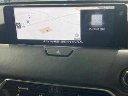 【12.3インチマツダコネクト】車内の雰囲気にマッチした大型ディスプレイ。スマホ接続でのナビ使用やBluetooth再生等、様々な機能が楽しめます。直感的なダイヤル操作が可能で、使い勝手も良好です。