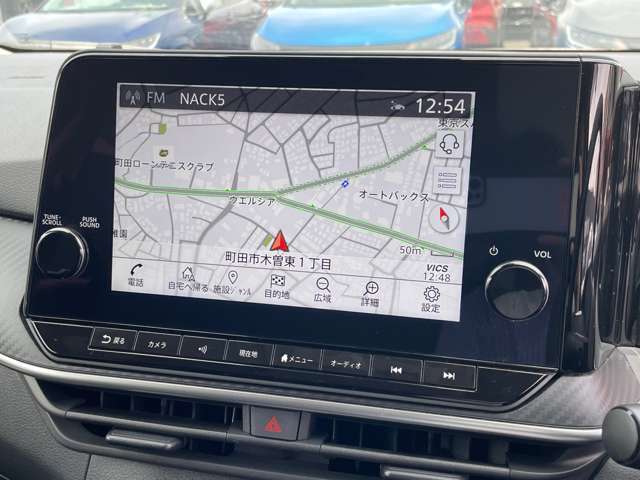 日産純正のカーナビが付いておりますので知らない所でもサポートしますので安心ですね。色々な機能でドライブも快適ですね。