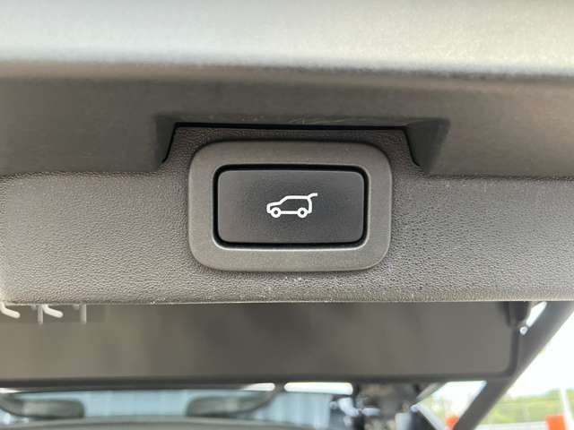 【パワーテールゲート】運転席からボタン一つで開閉可能でございます。