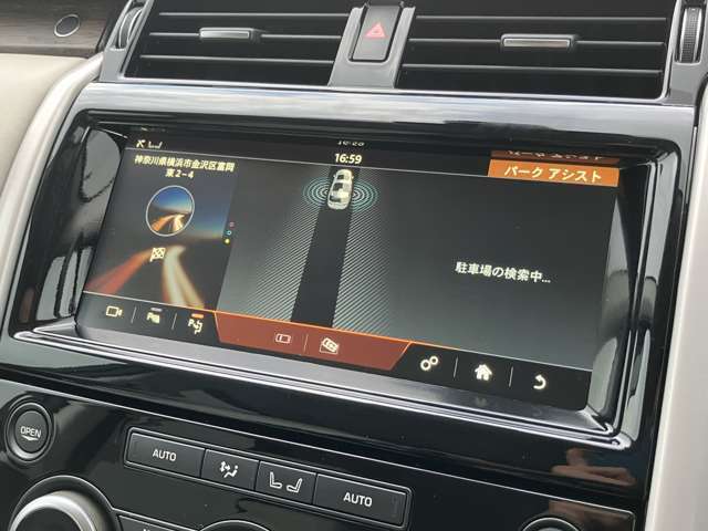 【パークアシスト】駐車時にアシストしてくれる機能になります。出庫時にも対応しておりますので、大きい車体でも安心して駐車出来ます。