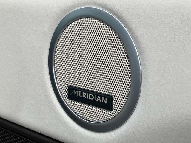 【Meridianサウンドシステム】イギリスの老舗オーディオブランドで音質が良く、ドライブ中の音楽をより一層楽しませてくれます。