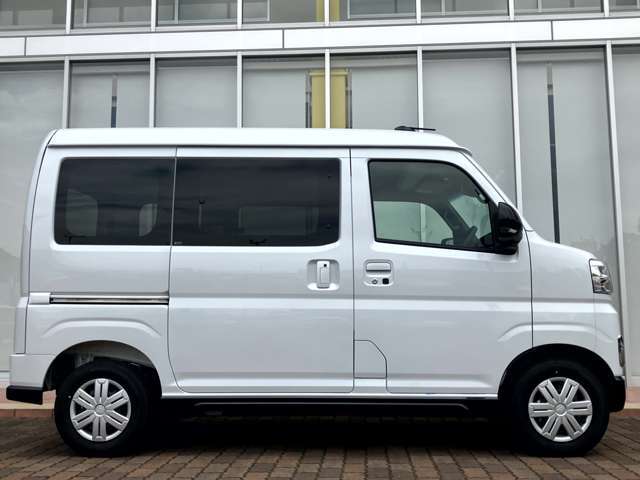 コーティングを施工させて頂きますと、ボディー全面を機械で磨く為小傷が消える、又は薄くなり、大変きれいになります。お車のお手入れも水洗いのみで良く、ワックスがけも不要です。是非ともご検討くださいませ。