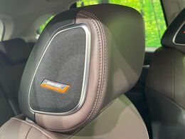 【BOSEサウンドシステム】メーカーオプションの高品位サウンドシステムを搭載。専用のチューニングが施された大小様々なスピーカーから良質なサウンドが奏でられ、臨場感あふれる音響空間を演出します。