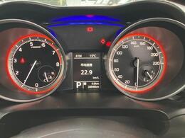 タコメーター付きのメーターです。瞬間燃費や平均燃費、航続可能距離が表示可能で、必要な情報を一目で確認できます。