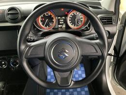 ハンドル回りです。シンプルなウレタンステアリングホイール。