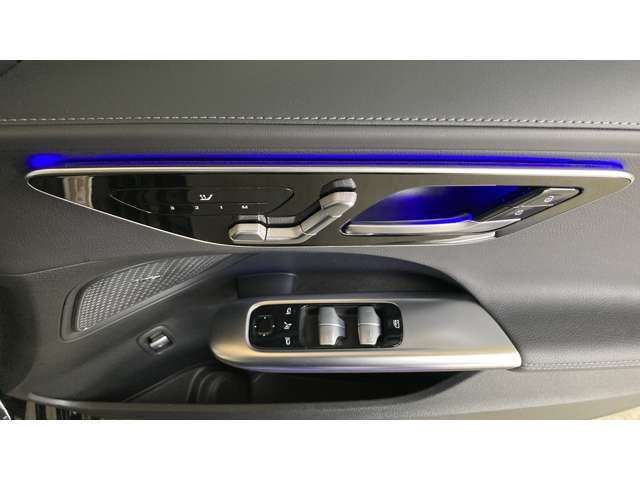 【メモリー付パワーシート】シートをかたどった調整スイッチはメルセデス・ベンツが特許を持っています。様々な体型の乗員に合わせた、きめ細かい調整が可能になっています。