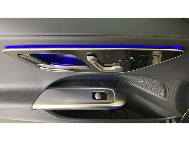 【メモリー付パワーシート】シートをかたどった調整スイッチはメルセデス・ベンツが特許を持っています。様々な体型の乗員に合わせた、きめ細かい調整が可能になっています。