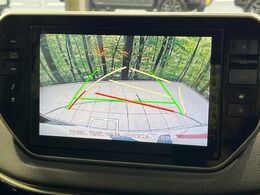 【バックカメラ】駐車時に後方がリアルタイム映像で確認できます。大型商業施設や立体駐車場での駐車時や、夜間のバック時に大活躍！運転スキルに関わらず、今や必須となった装備のひとつです！