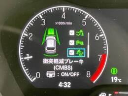 【ホンダセンシング】走行中に前方の車両等を認識し、衝突しそうな時は警報とブレーキで衝突回避と被害軽減をアシスト。より安全にドライブをお楽しみいただけます。