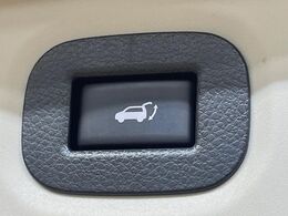 【パワーバックドア】スマートキーや運転席のボタンを押すだけでリアゲートが自動で開閉します！荷物を持っている時や、高い位置にあるバックドアを閉める際に便利な機能です♪