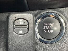 【スマートキー】カバンやポケットに入れたままでもドアの施錠・解錠が可能なスマートキーを装備。エンジンのオン・オフ時もカギを取り出す必要が無いからとっても便利です♪