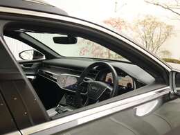 ●隣りの車からウィンドウ越しにバーチャルコクピットが際立っています。大変美しく高級感あふれるインテリアでございます