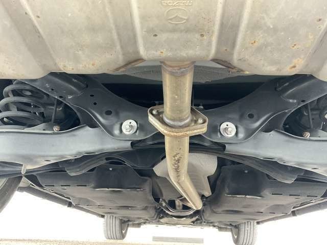 中古車だと気になる足廻り＆下廻り・・・ご覧の通り状態良好◎沿岸部や降雪地にお住まいのお客様もご安心ください。