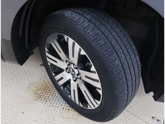 三菱純正アルミホイール装着！タイヤサイズは、225/55R18です