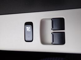 前席の窓の開閉は電動になりますので、便利ですよね。