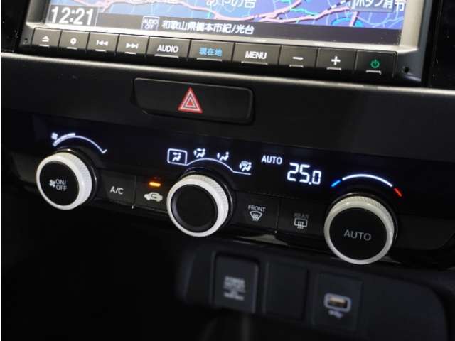 【オートエアコン】温度を設定すれば自動で快適な車内温度を保ちます。エアコン内部の高性能脱臭フィルターで車内のアレルゲンや花粉を除去。