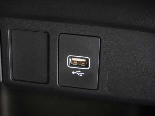 【USBジャック】充電をスマートに。スマートフォンやタブレット、携帯ゲーム機などの充電が可能。