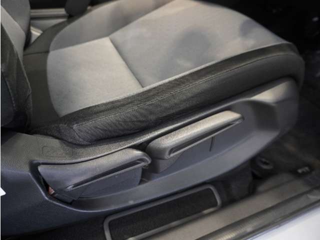 【ハイトアジャスター】レバーの上下操作だけで、座面を運転しやすい高さへ簡単に調節できます。