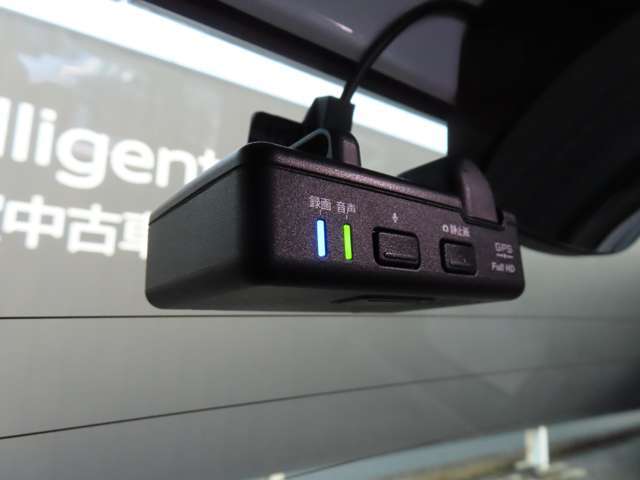 ドライブレコーダー◆万一、事故に遭遇した時など、品質の高い映像と音声で運転の記録をしてくれます。今の時代必需品です☆