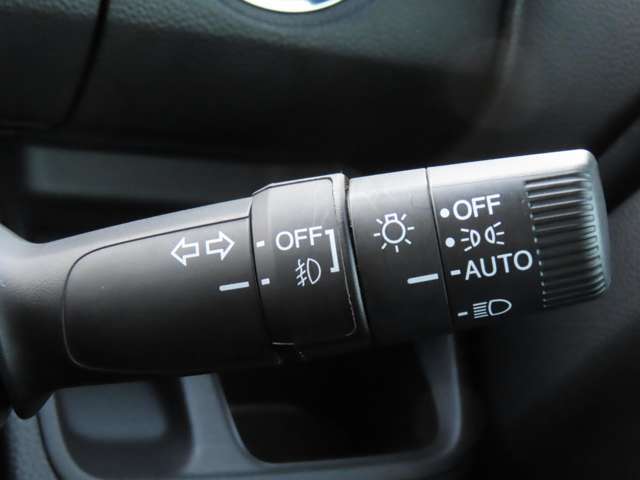 オートライト◆トンネルが続くときのライトのオン/オフなど、ちょっと面倒な操作を、ドライバーに代わって行ってくれるので安心です♪