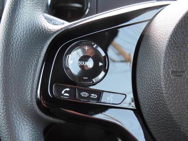 ステアリングスイッチ◆オーディオ操作のスイッチがあります。ボリューム調節・選曲/選局・オーディオソース切り替え等をナビゲーションを触ることなく操作ができます！