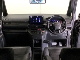 ドライバーを中心に自然に手が届く位置にATセレクトレバーやエアコン、様々な操作スイッチなどを配置、操作性に優れています