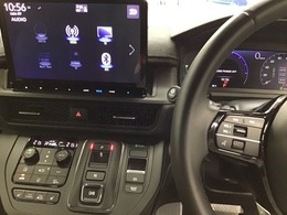 ホンダ純正メモリーナビ搭載なので、遠方へのドライブもお任せ下さい！ステアリング左手側にオーディオ関連のコントロールスイッチを配置しています。操作時は視線を逸らすことなく運転に集中できます