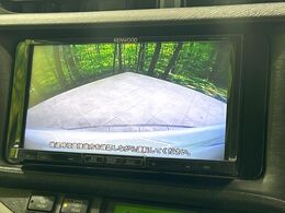 【バックカメラ】駐車時に後方がリアルタイム映像で確認できます。大型商業施設や立体駐車場での駐車時や、夜間のバック時に大活躍！運転スキルに関わらず、今や必須となった装備のひとつです！