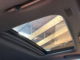 【サンルーフ】開放感たっぷりの希少装備、サンルーフが装着されています！車内に明かりを取り入れたり景色を楽しむ以外にも、車内の空気も簡単に換気できて快適です！
