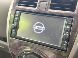【純正ナビ】人気の純正ナビを装備しております。ナビの使いやすさはもちろん、オーディオ機能も充実！キャンプや旅行はもちろん、通勤や買い物など普段のドライブも楽しくなるはず♪