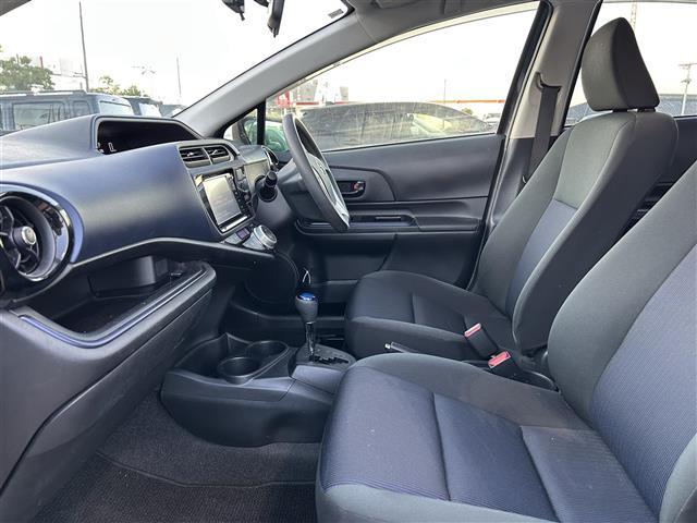 【助手席】きれいな助手席なので家族や友だちに乗ってもらっても安心です！新品のフロアマットのご注文も可能です。掲載箇所以外にご希望の写真がございましたらお気軽にお問い合わせ下さい。