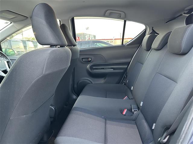 【後部座席】後席もゆったりドライブを楽しめます。内外装はプロこだわりのクリーニングで清潔なおクルマでご納車させていただきます！店舗での現車確認も承っています！