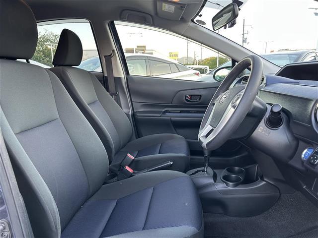 【運転席】座り心地が良いシートなので長時間の運転でも快適にお過ごしいただけます。新品のフロアマットのご注文も可能です。掲載箇所以外にご希望の写真がございましたらお気軽にお問い合わせ下さい。