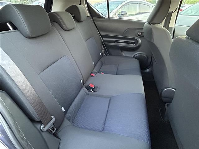 【後部座席】後席もゆったりドライブを楽しめます。内外装はプロこだわりのクリーニングで清潔なおクルマでご納車させていただきます！店舗での現車確認も承っています！