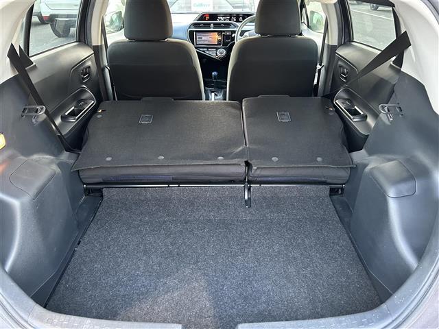 【シートアレンジ】乗車人数、荷物によってシートアレンジは自由自在です！軽い力でシートを動かせます。開口部は低く、重い荷物もラクに積み下ろしできます。