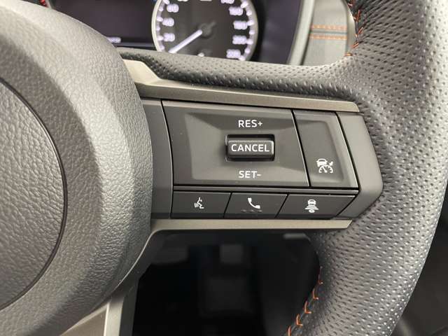 【レーダークルーズコントロール（ACC）[全車速追従機能付]】設定した車速を上限に、先行車の加減速に合わせて車間を保ちます！機能には限界があるためご注意ください。