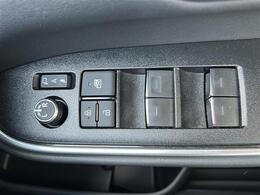 【パワーウィンドウ】運転席についている窓のスイッチは各窓の開閉をボタン一つで行うことができます。