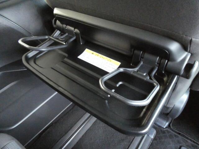後部座席用にドリンクホルダー・小さな台があり、飲食可能な仕組みとなっています