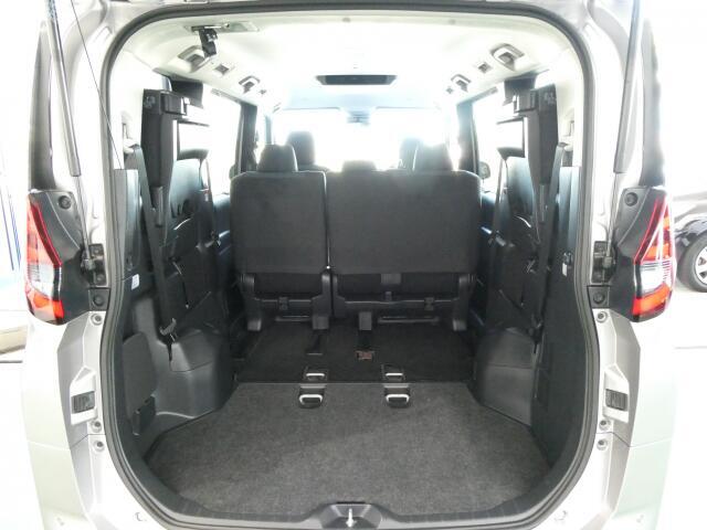 シートを跳ね上げる事でラゲッジスペースがさらに広くなります