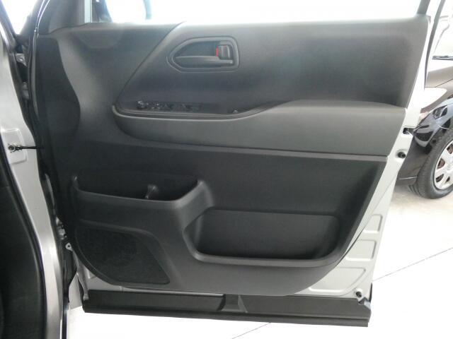 運転席ドア内側部分に書類やペットボトルを収納できるスペースございます