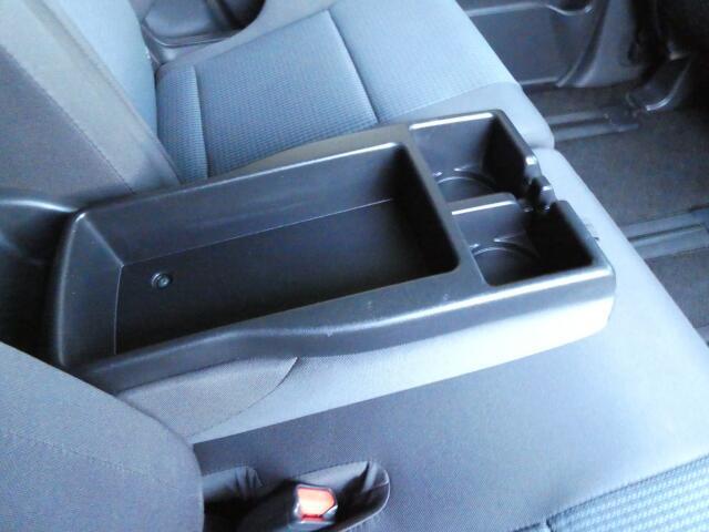 2列目シート肘置きに小物入れございます