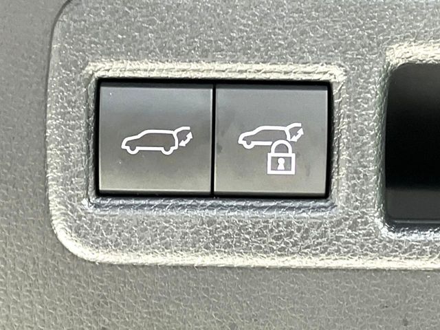 【パワーバックドア】スマートキーや運転席のボタンを押すだけでリアゲートが自動で開閉します！荷物を持っている時や、高い位置にあるバックドアを閉める際に便利な機能です♪