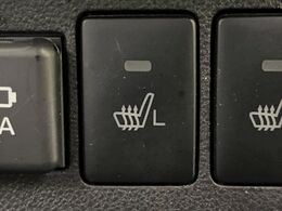 【シートヒーター】寒い日に重宝するシートヒーター！エアコンより早く温まってくれるので寒がりの人も安心ですね♪エアコンの温風は乾燥するから苦手、という方にもをおすすめです。