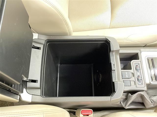 こちら運転席周りのスイッチの写真になります。各部しっかり動作の確認をしておりますので、ご安心だくさい。